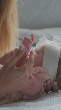 Şefkatli Anlar Sevgi ve Neşe ile Dolu Bir Anne ve Bebeği Arasında İçten Bir Etkileşim