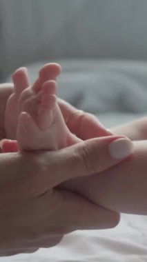 Şefkatli Anlar Sevgi ve Neşe ile Dolu Bir Anne ve Bebeği Arasında İçten Bir Etkileşim