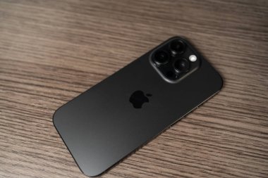 Kiev, Ukrayna - 18 Mayıs 2025: Apple iphone 16 pro black titanium