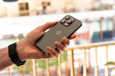 Kiev, Ukrayna - 18 Mayıs 2025: Apple iphone 16 pro black titanium