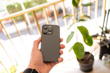 Kiev, Ukrayna - 18 Mayıs 2025: Apple iphone 16 pro black titanium