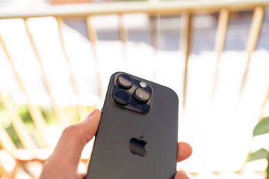 Kiev, Ukrayna - 18 Mayıs 2025: Apple iphone 16 pro black titanium