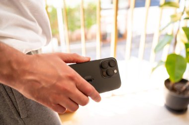 Kiev, Ukrayna - 18 Mayıs 2025: Apple iphone 16 pro black titanium