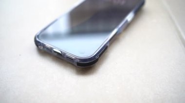 Şok geçirmez silikon çantalı akıllı telefon yere düştükten sonra.