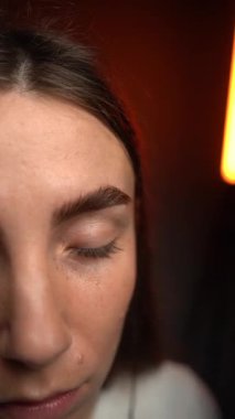 Yenilikçi teknikler aracılığıyla dikkat çekici bir kaş şekillendirme oturumu hassasiyet ve sanatsallığı gözler önüne seriyor.