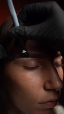 Yenilikçi teknikler aracılığıyla dikkat çekici bir kaş şekillendirme oturumu hassasiyet ve sanatsallığı gözler önüne seriyor.