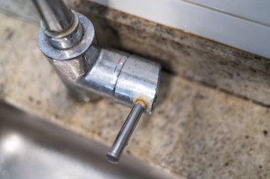 Kirli mutfak musluğu kalsiyum ve toprakla kirlenmiş..