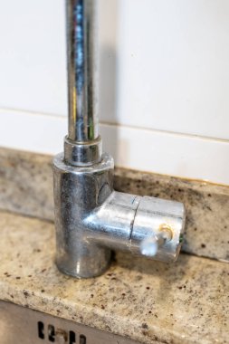 Kirli mutfak musluğu kalsiyum ve toprakla kirlenmiş..