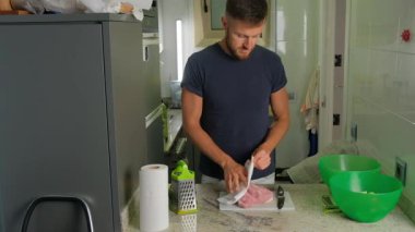 Becerikli bir şef eti kağıt havlularla kurutur. Temiz bir kesim tahtasıyla, aşçılık yeteneklerini sergiliyor.