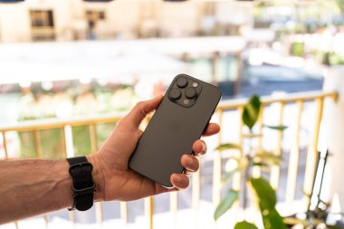 Kiev, Ukrayna - 18 Mayıs 2025: Apple iphone 16 pro black titanium