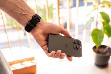 Kiev, Ukrayna - 18 Mayıs 2025: Apple iphone 16 pro black titanium