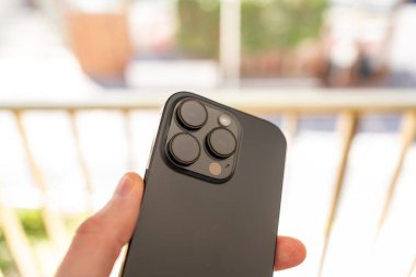 Kiev, Ukrayna - 18 Mayıs 2025: Apple iphone 16 pro black titanium