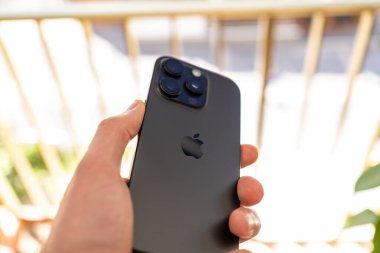 Kiev, Ukrayna - 18 Mayıs 2025: Apple iphone 16 pro black titanium