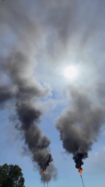 Kimya fabrikasındaki bacadan siyah duman. Atmosfere zararlı maddelerin çevresel kirliliği.