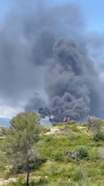 Kimya fabrikasındaki bacadan siyah duman. Atmosfere zararlı maddelerin çevresel kirliliği.