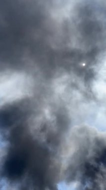 Kimya fabrikasındaki bacadan siyah duman. Atmosfere zararlı maddelerin çevresel kirliliği.