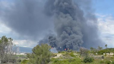Kimya fabrikasındaki bacadan siyah duman. Atmosfere zararlı maddelerin çevresel kirliliği.