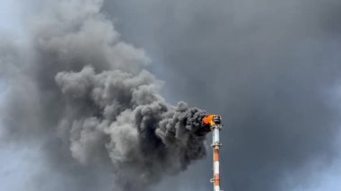 Kimya fabrikasındaki bacadan siyah duman. Atmosfere zararlı maddelerin çevresel kirliliği.