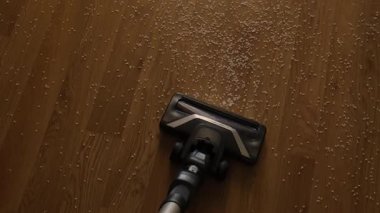 Elektrikli süpürgeyle bir apartmanın döşemelerinin etkili temizlenmesi..