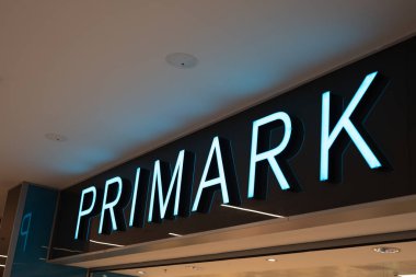 Tarragona, İspanya - 24 Temmuz 2023: Dükkana yakın çekimde Primark logosu.