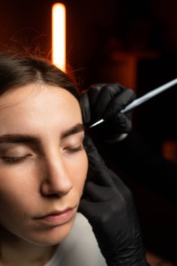 Yenilikçi teknikler aracılığıyla dikkat çekici bir kaş şekillendirme oturumu hassasiyet ve sanatsallığı gözler önüne seriyor.