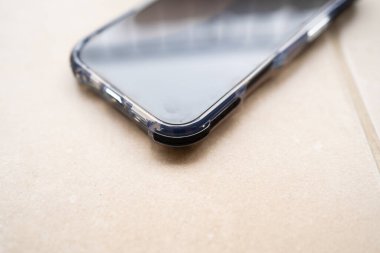 Şok geçirmez silikon çantalı akıllı telefon yere düştükten sonra.