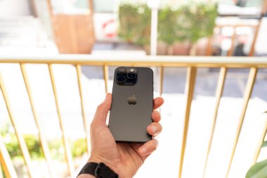 Kiev, Ukrayna - 18 Mayıs 2025: Apple iphone 16 pro black titanium
