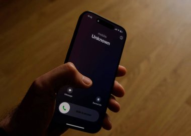 Dolandırıcılık ya da sahtekarlık. Bilinmeyen bir telefondan gelen beklenmedik bir aramanın olduğu bir erkek elin yakın çekimi.