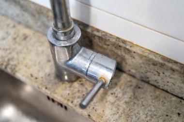 Kirli mutfak musluğu kalsiyum ve toprakla kirlenmiş..