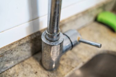 Kirli mutfak musluğu kalsiyum ve toprakla kirlenmiş..