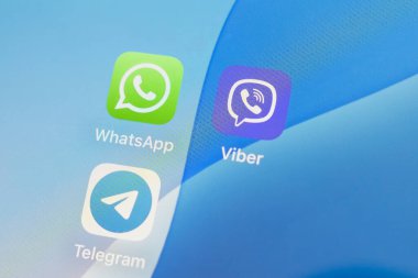 Kyiv, Ukrayna - 12 Haziran 2025: Akıllı telefondan sosyal ağ uygulamaları. WhatsApp telgraf ve Viber.