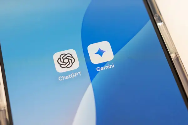 Kyiv, Ukrayna - 12 Haziran 2025: Google Gemini, OpenAI ChatGPT uygulama simgeleri ekranda. Çeşitli yapay zeka mobil uygulamaları
