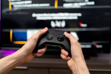 Yeni Xbox serisi X konsolunda oynamak için Joystick denetleyici. Tarragona, İspanya - 12 Haziran 2025