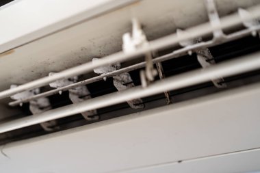 Klimanın üzerindeki küf yakın plan. Klima bakımı ve temizliği.