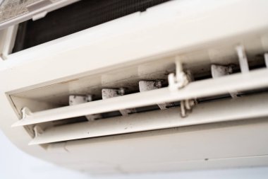 Klimanın üzerindeki küf yakın plan. Klima bakımı ve temizliği.