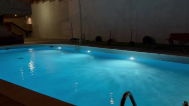 Dairelerinde gece ışığı olan yüzme havuzu.