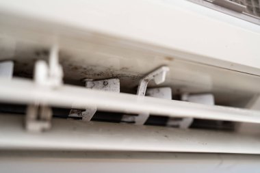 Klimanın üzerindeki küf yakın plan. Klima bakımı ve temizliği.