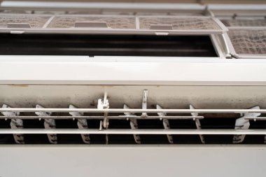 Klimanın üzerindeki küf yakın plan. Klima bakımı ve temizliği.