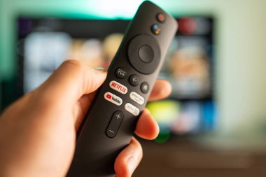 Kiev, Ukrayna - 29 Haziran 2025: Netflix, YouTube ve Prime Video düğmeleri ile TV uzaktan kumandası.
