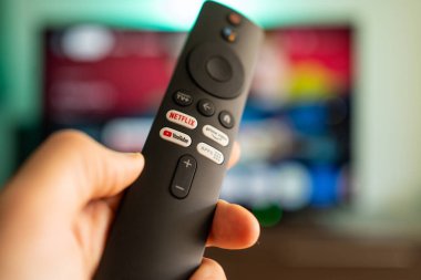 Kiev, Ukrayna - 29 Haziran 2025: Netflix, YouTube ve Prime Video düğmeleri ile TV uzaktan kumandası.