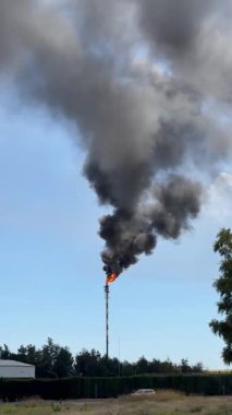 Kimya fabrikasındaki bacadan siyah duman. Atmosfere zararlı maddelerin çevresel kirliliği.