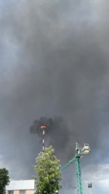 Kimya fabrikasındaki bacadan siyah duman. Atmosfere zararlı maddelerin çevresel kirliliği.