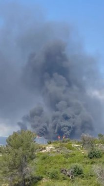 Kimya fabrikasındaki bacadan siyah duman. Atmosfere zararlı maddelerin çevresel kirliliği.