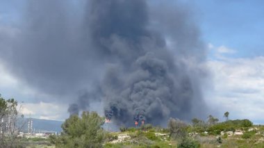 Kimya fabrikasındaki bacadan siyah duman. Atmosfere zararlı maddelerin çevresel kirliliği.
