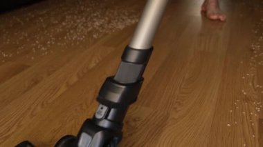 Elektrikli süpürgeyle bir apartmanın döşemelerinin etkili temizlenmesi..