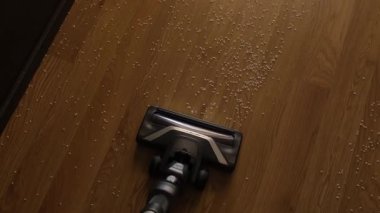 Elektrikli süpürgeyle bir apartmanın döşemelerinin etkili temizlenmesi..