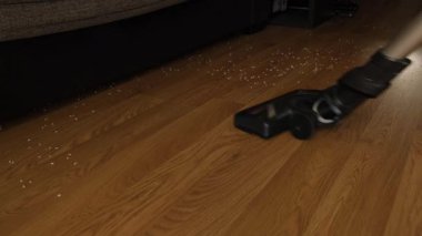 Elektrikli süpürgeyle bir apartmanın döşemelerinin etkili temizlenmesi..