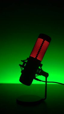 Canlı ve renkli ışıklandırma efektlerini parlak bir tasarıma entegre eden çağdaş bir mikrofon.