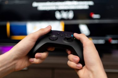 Yeni Xbox serisi X konsolunda oynamak için Joystick denetleyici. Tarragona, İspanya - 12 Haziran 2025