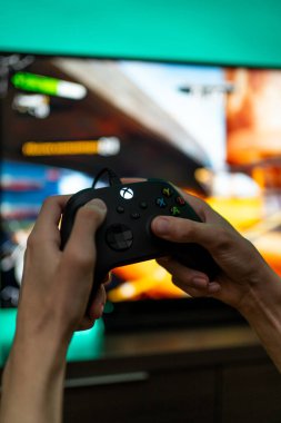 Yeni Xbox serisi X konsolunda oynamak için Joystick denetleyici. Tarragona, İspanya - 12 Haziran 2025
